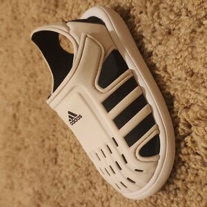 adidas White & Black Lightweight Waterproof Sandal Size 7. GENTLY USED LIKE NEW!